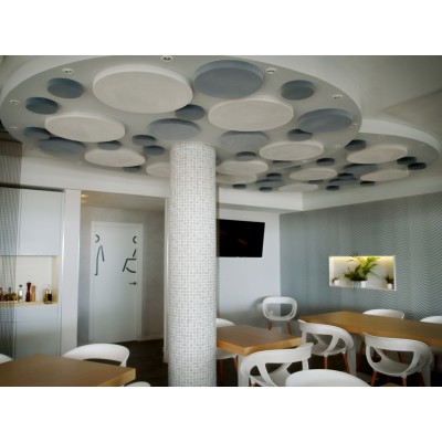 Paneles circulares fonoabsorbentes de EliAcoustic instalados en techo para reducir ruido, reverberacion y eco en Restaurante