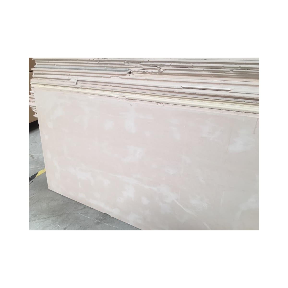 Placa de yeso para aislamiento acústico con taras