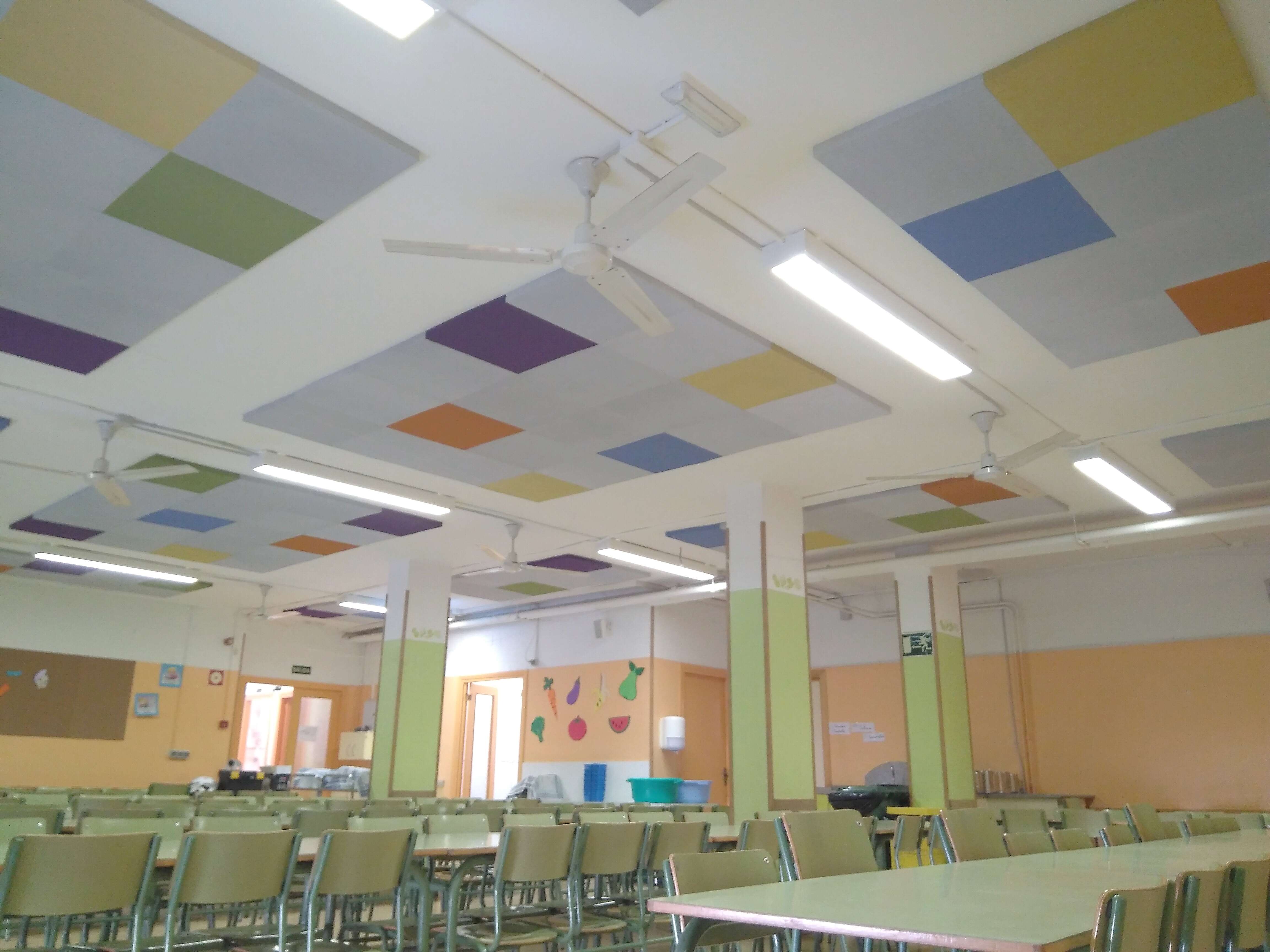 Comedor escolar con combinación de colores de paneles absorbentes