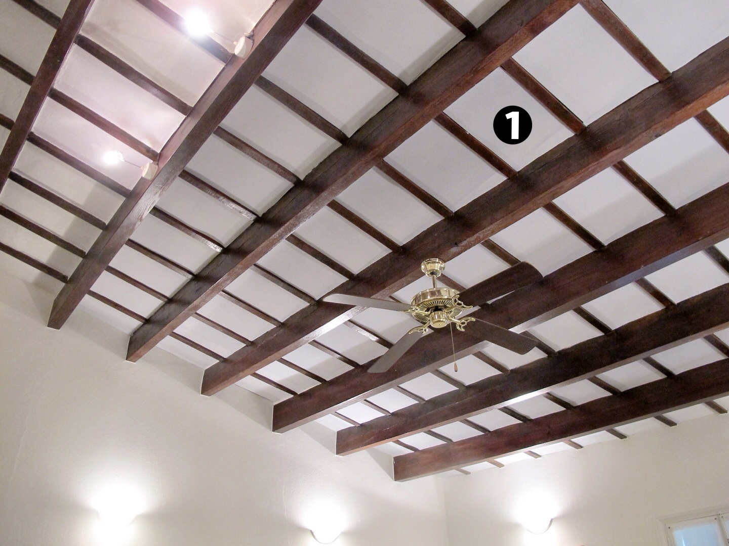 Panel acustico blanco liso techo en salon de banquetes