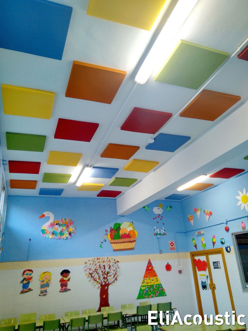 Paneles Acusticos de colores en comedor escolar